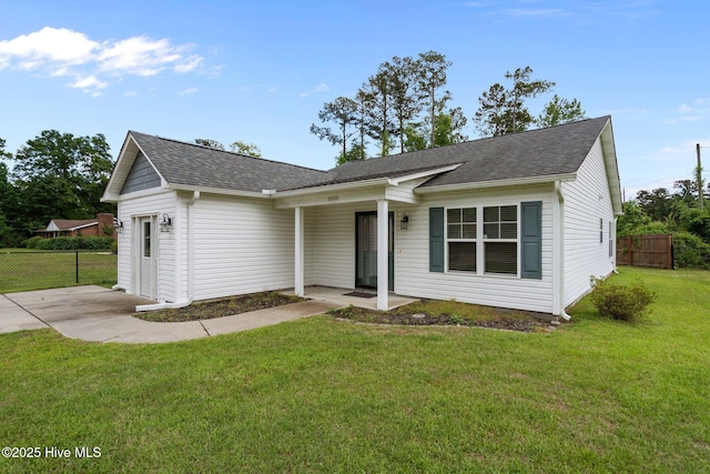 ranch-style home featuring a shingled roof