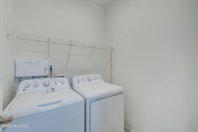 laundry area with washer and clothes dryer and baseboards