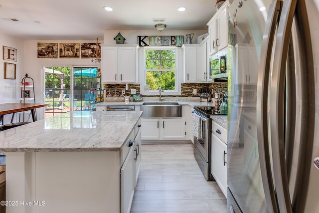 403 Stanford Ct, Maysville, NC 28555 - kitchen with appliances with stainless steel finishes, a sink, healthy amount of natural light, a kitchen island, and recessed lighting