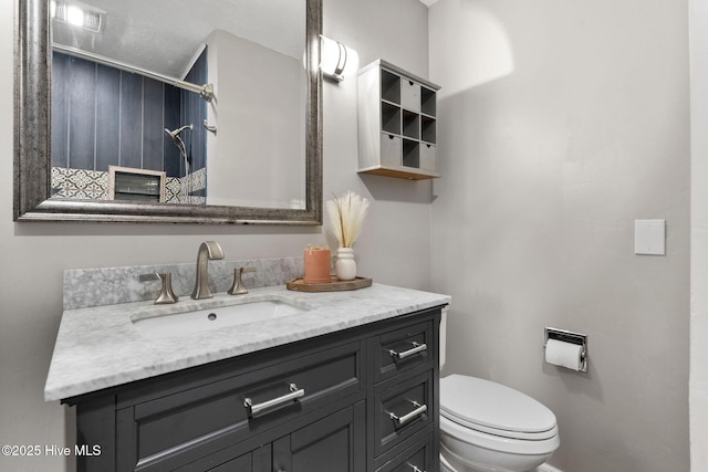 full bath with toilet, vanity, and curtained shower