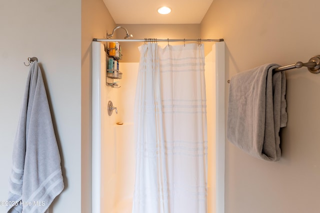 433 Landsdowne Cir, Hampstead, NC 28443 - bathroom with a shower with curtain