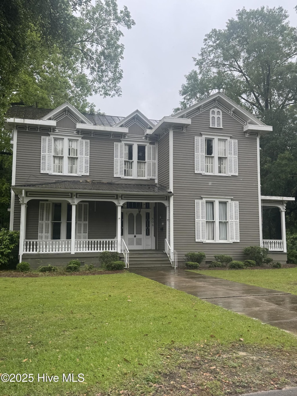 view of front of house with a porch and a front yard