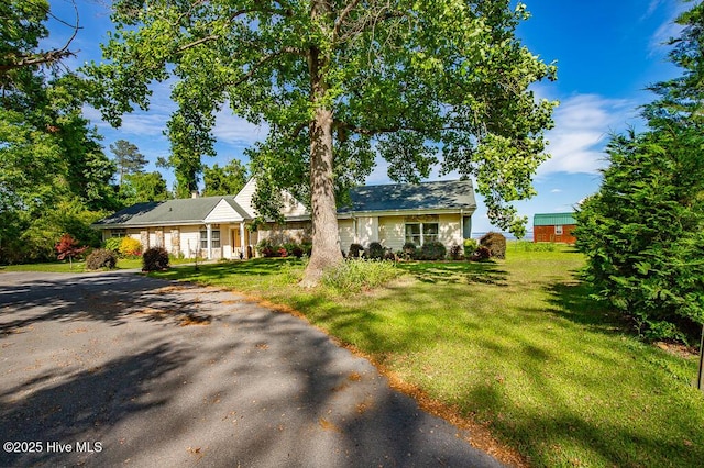 4512 Rivershore Dr, New Bern, NC 28560 - view of front of property featuring a front yard and driveway