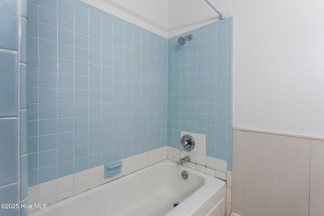 514 Mohican Trl, Wilmington, NC 28409 - full bath with shower / washtub combination and wainscoting