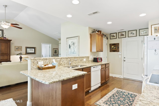 kitchen featuring white appliances, a sink, a ceiling fan, a peninsula, and open floor plan