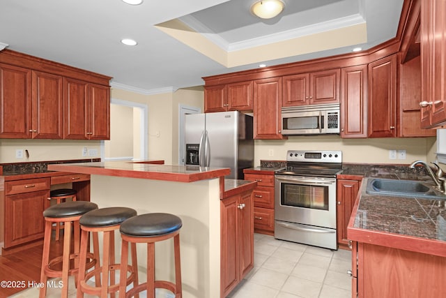 143 Rock Creek Dr, New Bern, NC 28562 - kitchen with stainless steel appliances, a sink, ornamental molding, a kitchen breakfast bar, and a center island