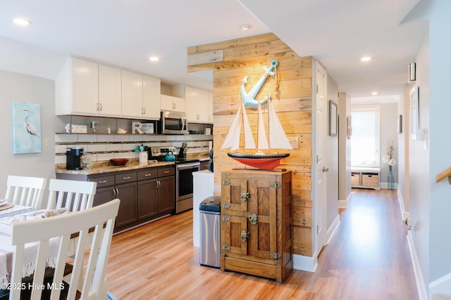 131 Paddle Wheel Cir, Washington, NC 27889 - kitchen with stainless steel appliances, light wood-style flooring, tasteful backsplash, baseboards, and recessed lighting