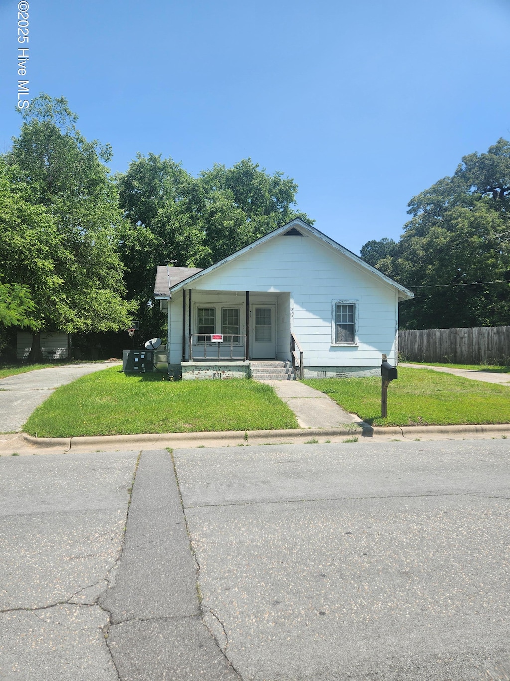 514 Margaret St, Clinton, NC 28328 - bungalow-style house featuring a porch and concrete driveway