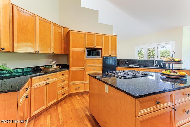 20 Shenecossett Ln, Pinehurst, NC 28374 - kitchen with built in microwave, a sink, light wood-style floors, high vaulted ceiling, and stainless steel gas cooktop