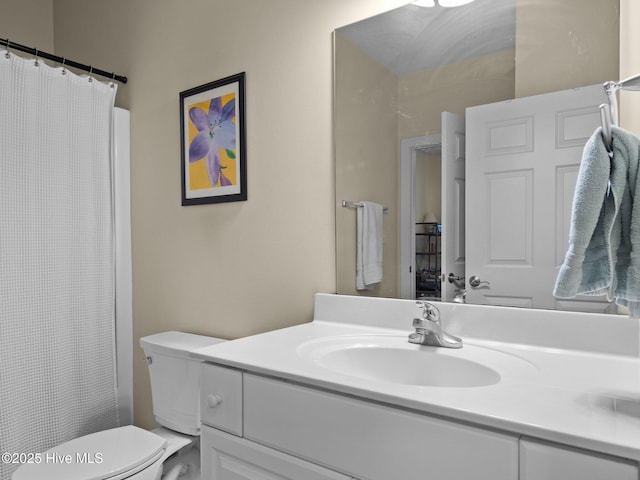 full bath featuring vanity, toilet, and a shower with curtain