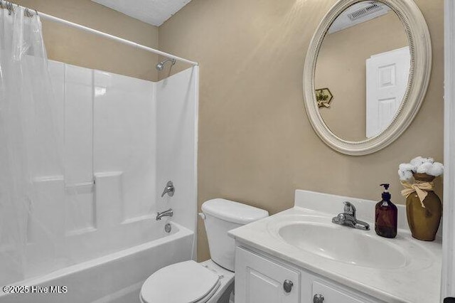 102 Rocky Ct, Richlands, NC 28574 - bathroom featuring shower / tub combo with curtain, toilet, and vanity