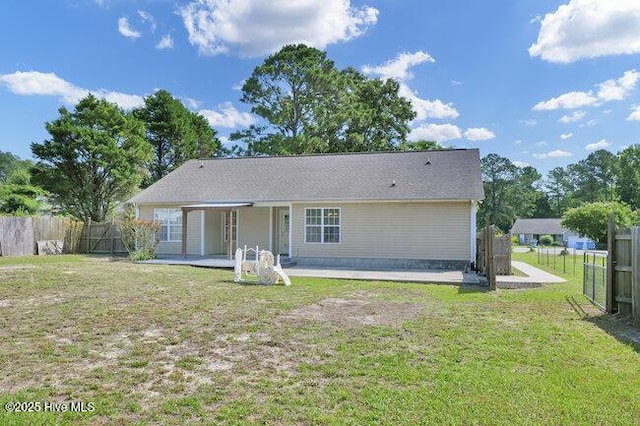 102 Rocky Ct, Richlands, NC 28574 - back of property with a patio area