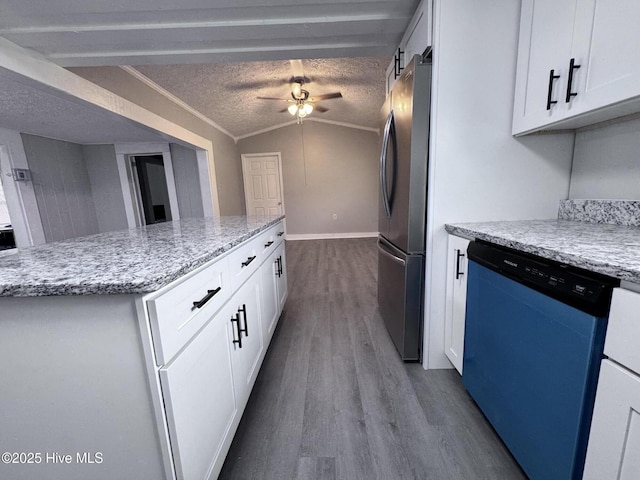 kitchen featuring freestanding refrigerator, dishwasher, dark wood-style floors, ornamental molding, and a ceiling fan