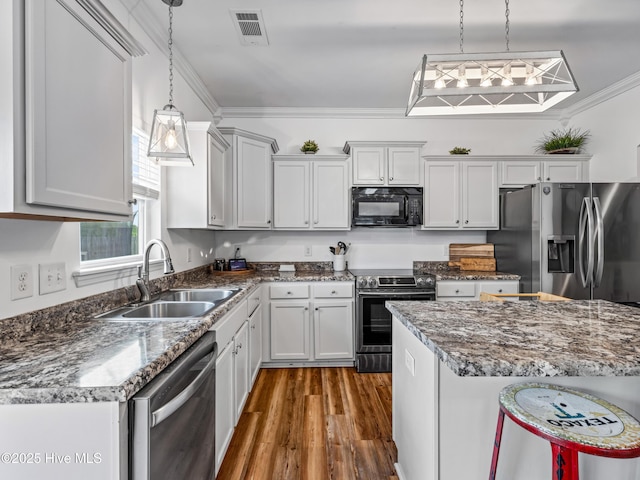 118 Prospect Dr, Richlands, NC 28574 - kitchen with appliances with stainless steel finishes, a sink, crown molding, dark wood finished floors, and hanging light fixtures