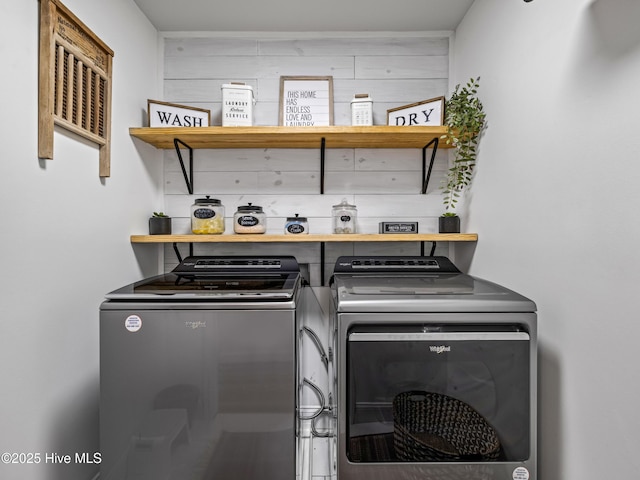 118 Prospect Dr, Richlands, NC 28574 - laundry area featuring washing machine and clothes dryer