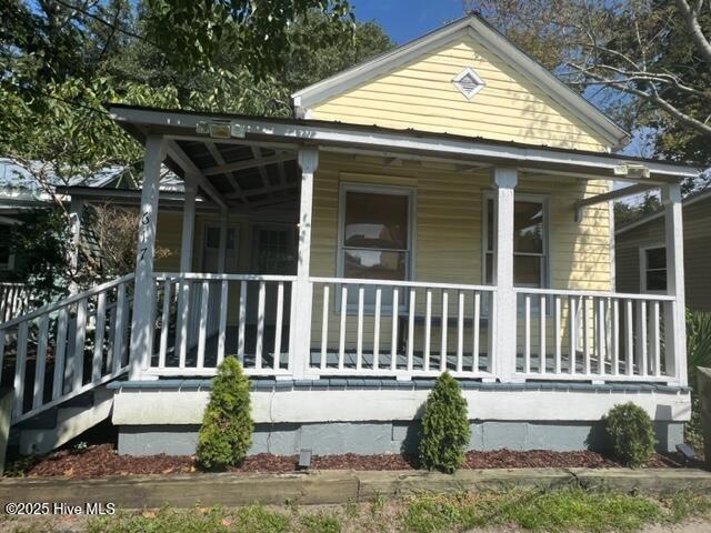 617 Fullwood St, Wilmington, NC 28401 - view of side of property with covered porch