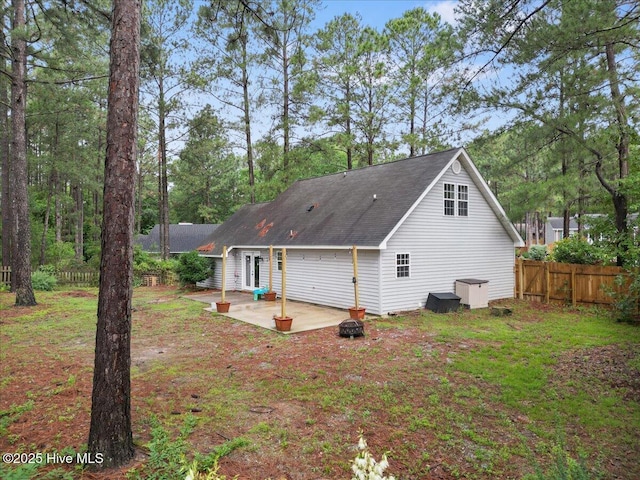 8 Saunders Ln, Pinehurst, NC 28374 - back of property featuring a patio