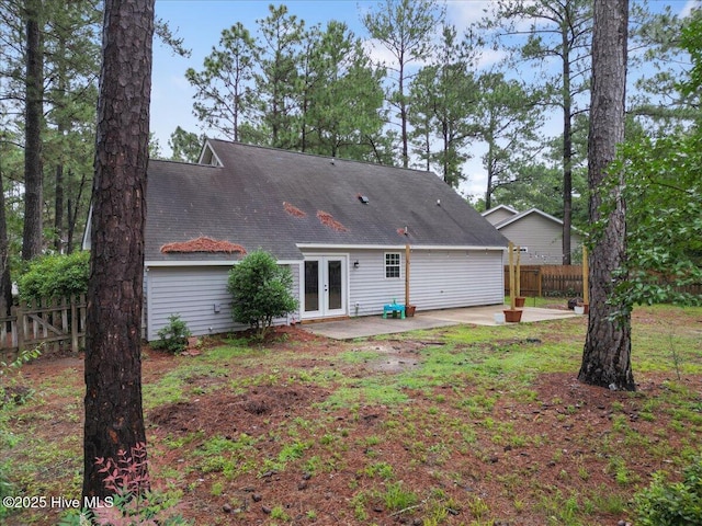 8 Saunders Ln, Pinehurst, NC 28374 - back of property with french doors and a patio area