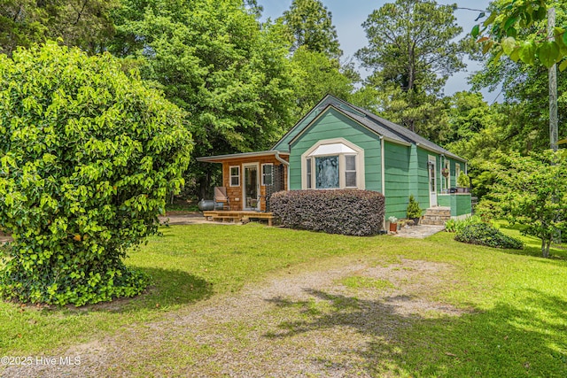 view of front of house featuring a front lawn