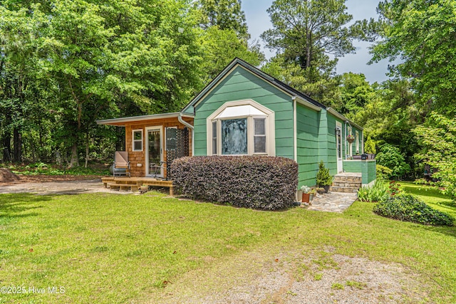 view of front of property featuring a front lawn