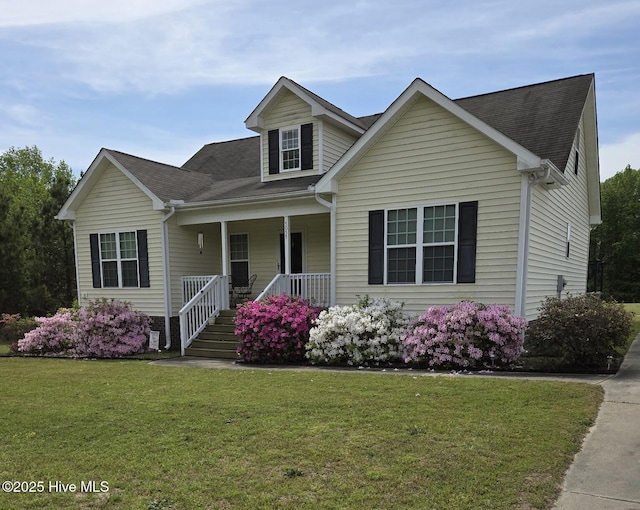 view of front of property featuring a porch, a front lawn, and a shingled roof