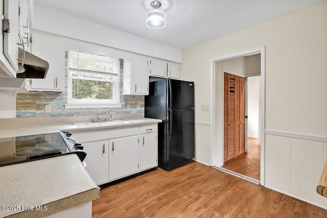 326 Spartan Rd, Wilmington, NC 28405 - kitchen featuring freestanding refrigerator, a sink, decorative backsplash, light wood finished floors, and light countertops