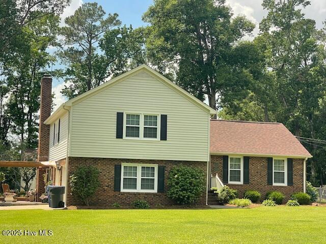 2008 Hardee Rd, Kinston, NC 28504 - tri-level home featuring a chimney, brick siding, and a front yard