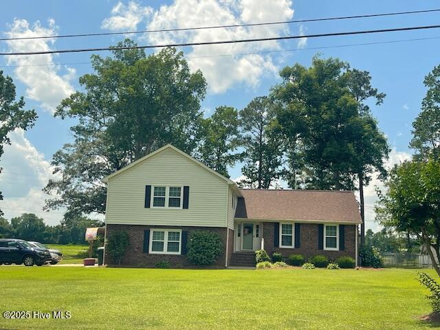 2008 Hardee Rd, Kinston, NC 28504 - split level home with brick siding and a front yard