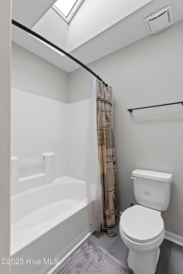 510 Greenfield Pl, Sneads Ferry, NC 28460 - full bathroom featuring shower / tub combo, toilet, baseboards, and wood finished floors