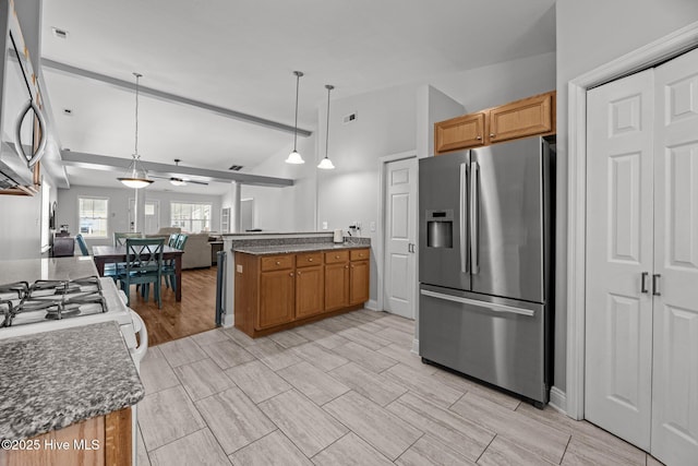 219 Bandon Dr, New Bern, NC 28562 - kitchen featuring appliances with stainless steel finishes, a peninsula, open floor plan, decorative light fixtures, and lofted ceiling