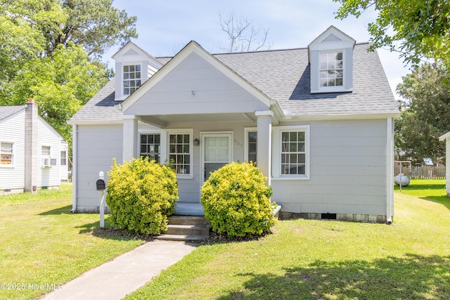808 Cabarrus St, Edenton, NC 27932 - new england style home featuring a shingled roof and a front lawn