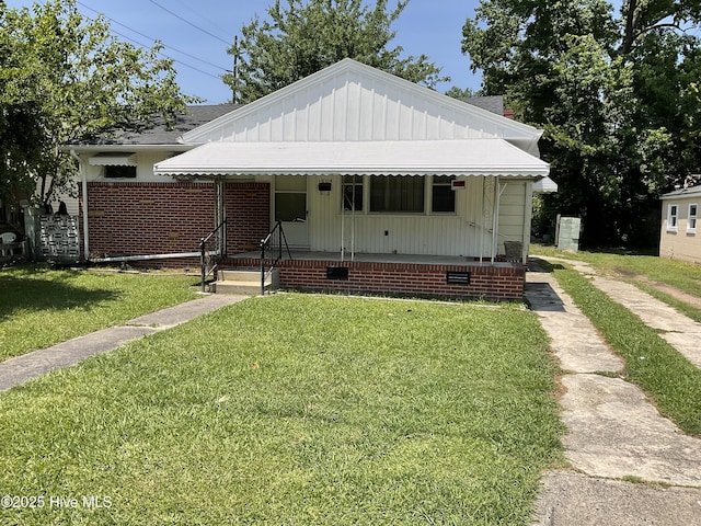 1004 Moore St, Rocky Mount, NC 27801 - bungalow-style house with a front lawn