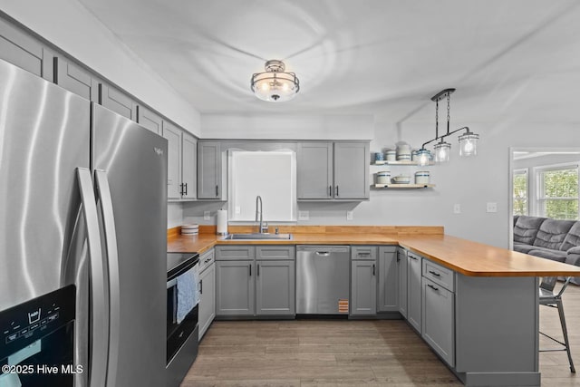 815 Gadwell Loop, Jacksonville, NC 28540 - kitchen with stainless steel appliances, gray cabinets, a sink, and a peninsula