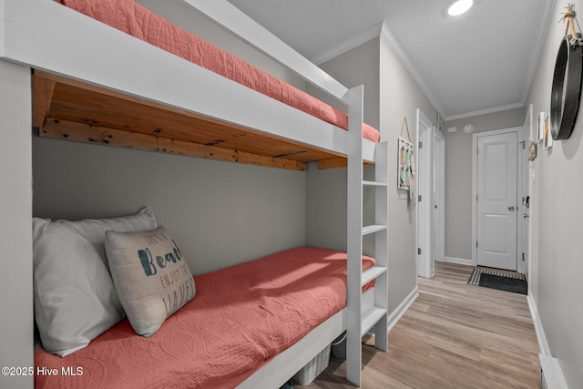 bedroom with light wood-style flooring, crown molding, recessed lighting, and baseboards