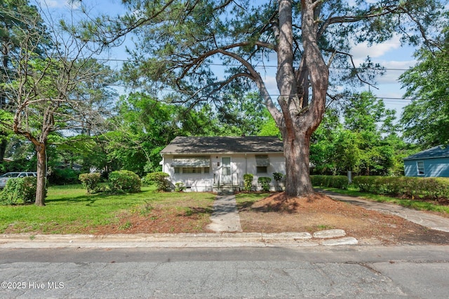 1704 Charlotte Ave, Kinston, NC 28501 - view of front facade with a front lawn