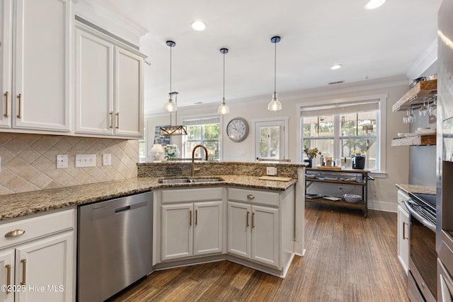 157 Heritage Way, Hampstead, NC 28443 - kitchen with stainless steel appliances, a sink, a peninsula, dark wood-type flooring, and ornamental molding