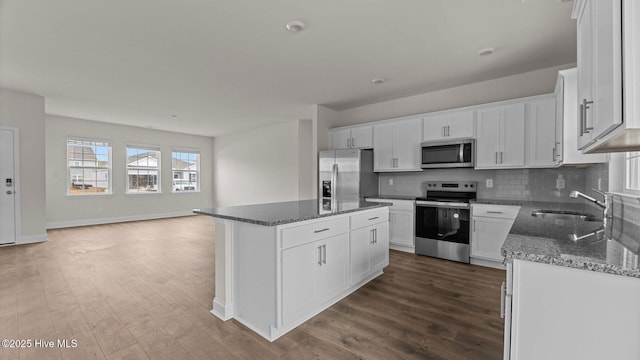 205 Lake Tyler Dr, New Bern, NC 28560 - kitchen featuring stainless steel appliances, a sink, dark wood-style flooring, and backsplash