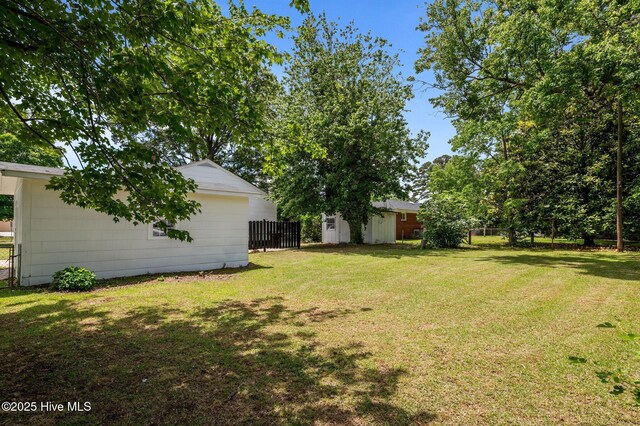306 Oak Dr, Tarboro, NC 27886 - view of yard