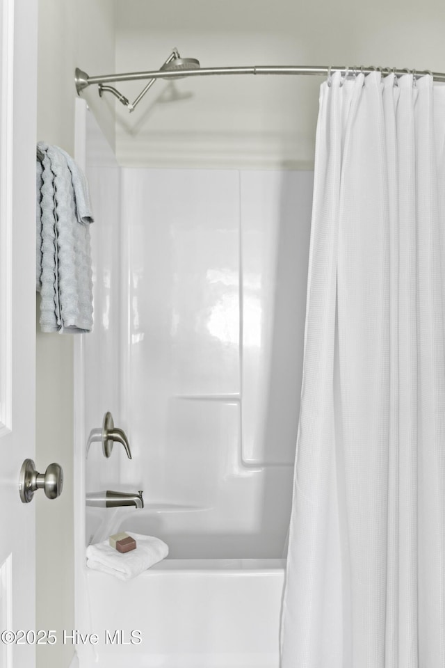 2212 Lakeside Cir, Wilmington, NC 28401 - full bath with shower / bath combo with shower curtain