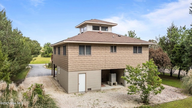 1005 Pirate Cove Cir, Oriental, NC 28571 - back of property with a shingled roof and dirt driveway
