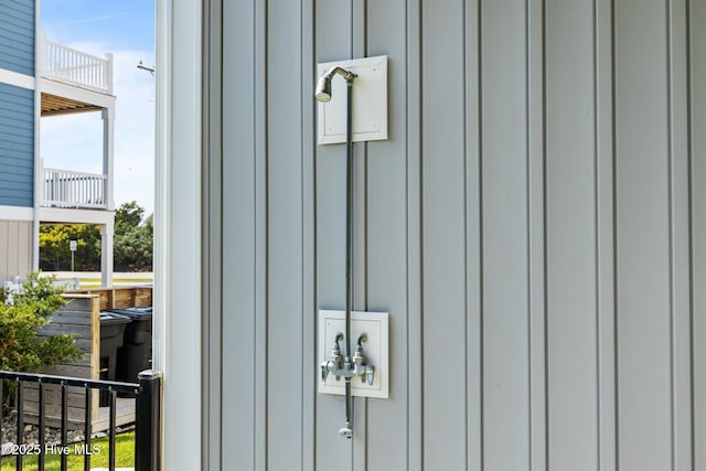 1905 Emerald Dr, Emerald Isle, NC 28594 - detailed view of board and batten siding