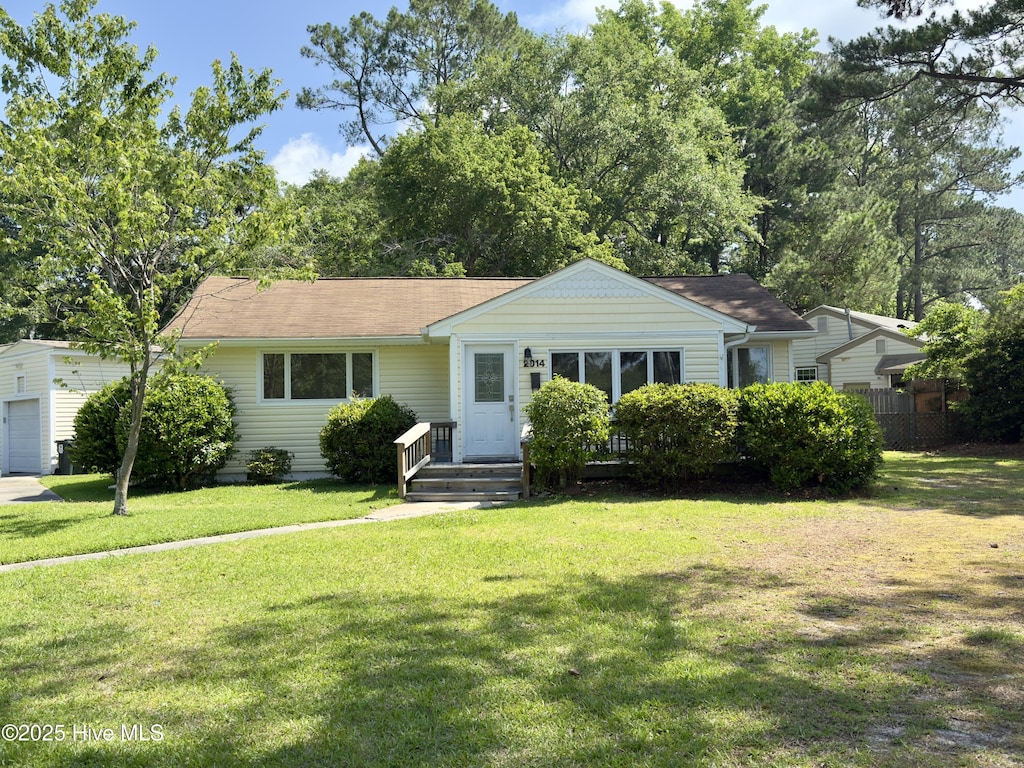 2014 Center Ave, New Bern, NC 28560 - view of front of house with a front lawn