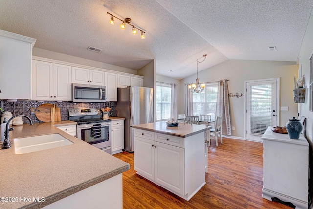 443 Foxfield Ct, Wilmington, NC 28411 - kitchen with appliances with stainless steel finishes, a sink, plenty of natural light, lofted ceiling, and wood finished floors