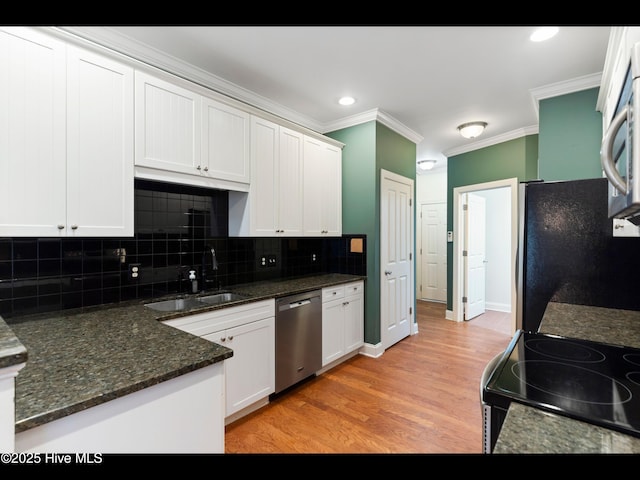 822 Lambrook Dr, Wilmington, NC 28411 - kitchen featuring stainless steel appliances, ornamental molding, a sink, light wood-style floors, and decorative backsplash