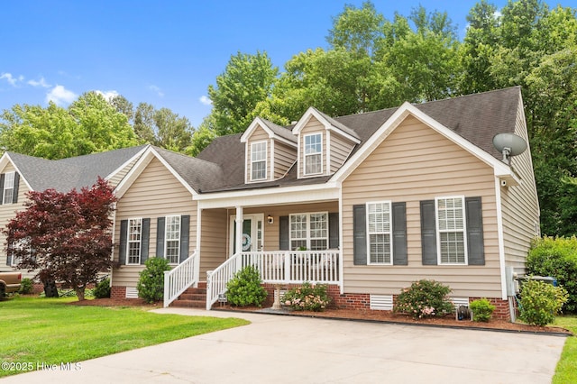 905 Sebring Dr, Winterville, NC 28590 - cape cod house featuring a porch, crawl space, a front lawn, and a shingled roof