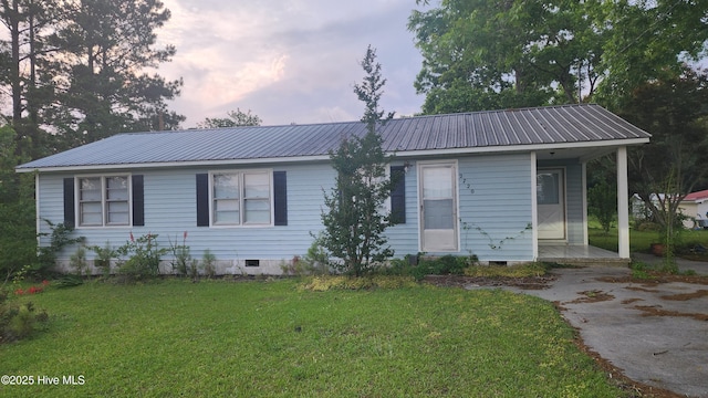 2720 Loop Rd, Loris, SC 29569 - ranch-style home with crawl space, metal roof, and a front lawn