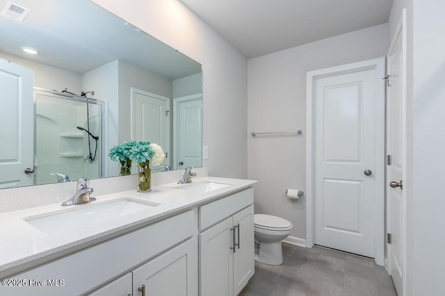 106 Featherstone Ln, New Bern, NC 28562 - full bath featuring double vanity, toilet, a shower with shower door, baseboards, and recessed lighting