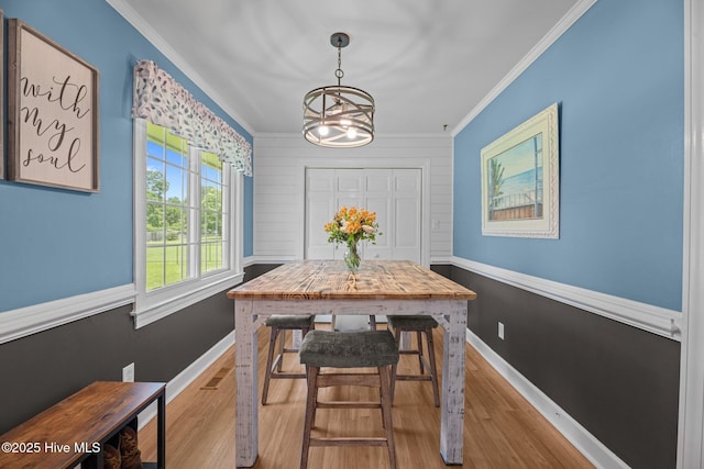 4912 Cypress Shores Dr, New Bern, NC 28562 - dining space featuring crown molding, a chandelier, wood finished floors, and baseboards