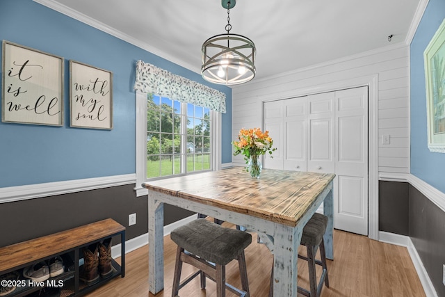 4912 Cypress Shores Dr, New Bern, NC 28562 - dining area featuring ornamental molding, light wood-type flooring, baseboards, and a chandelier