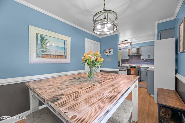 4912 Cypress Shores Dr, New Bern, NC 28562 - dining room featuring a chandelier, light wood finished floors, ornamental molding, and baseboards